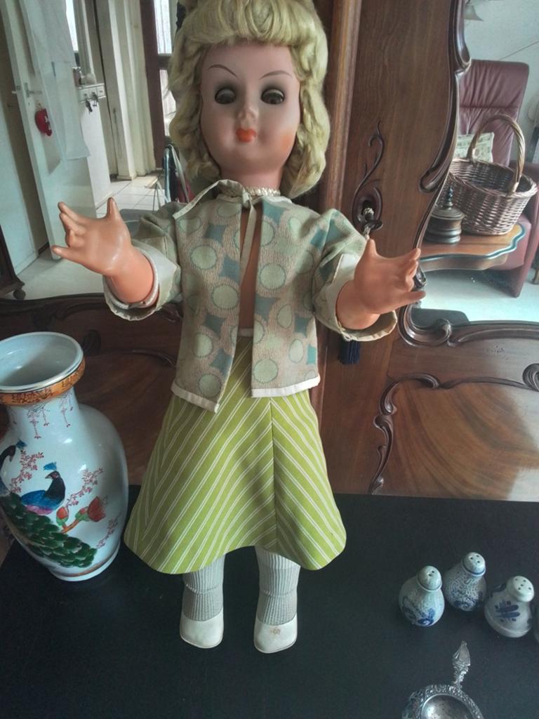 Grote vintage pop uit ca. 1950, 70 cm met slaapogen, Ophalen of Verzenden, Gebruikt, Pop