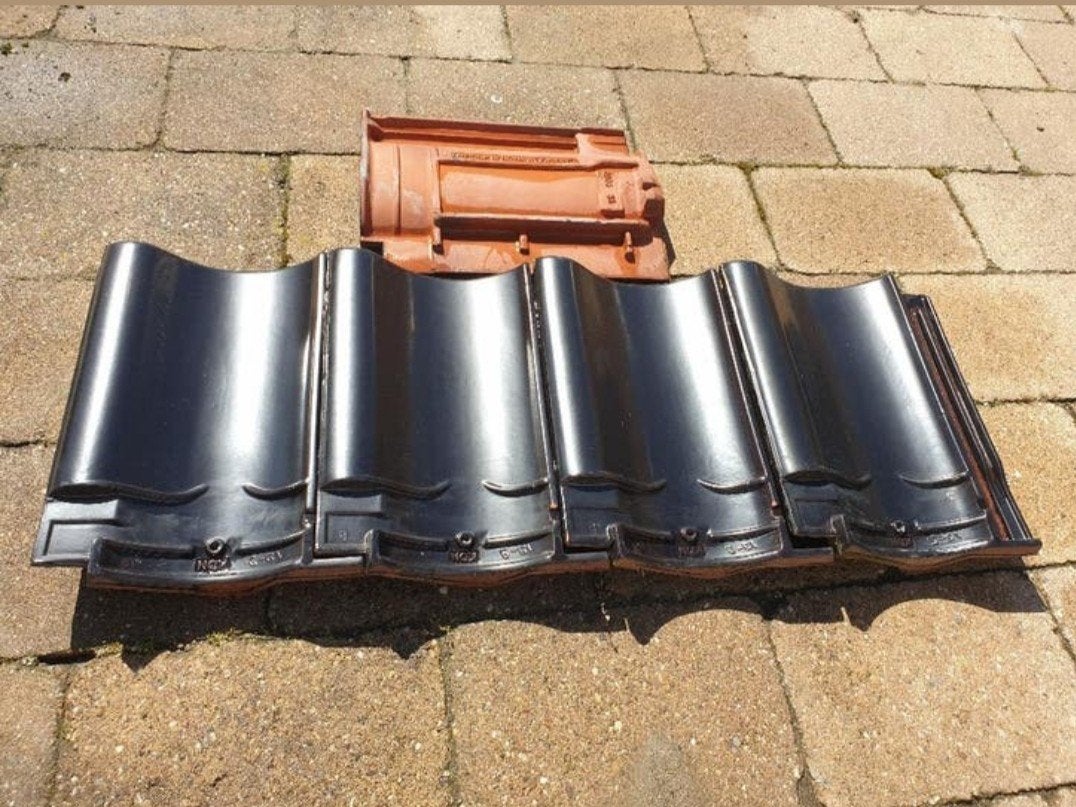 Zwarte Keramische Dakpannen, Doe-het-zelf en Verbouw, Dakpannen en Dakbedekking, Ophalen, Steen of Klei, Zwart, 15 m² of meer