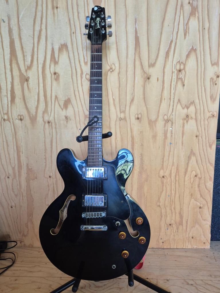 Vantage Elektrische Gitaar met Klankkast - Zwart, Muziek en Instrumenten, Snaarinstrumenten | Gitaren | Elektrisch, Ophalen of Verzenden