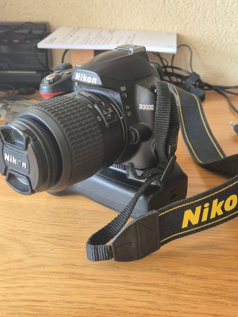 Te Koop:  Nikon D3000, Audio, Tv en Foto, Fotocamera's Digitaal, Ingebouwde flitser, Spiegelreflex, Ophalen of Verzenden, Nikon