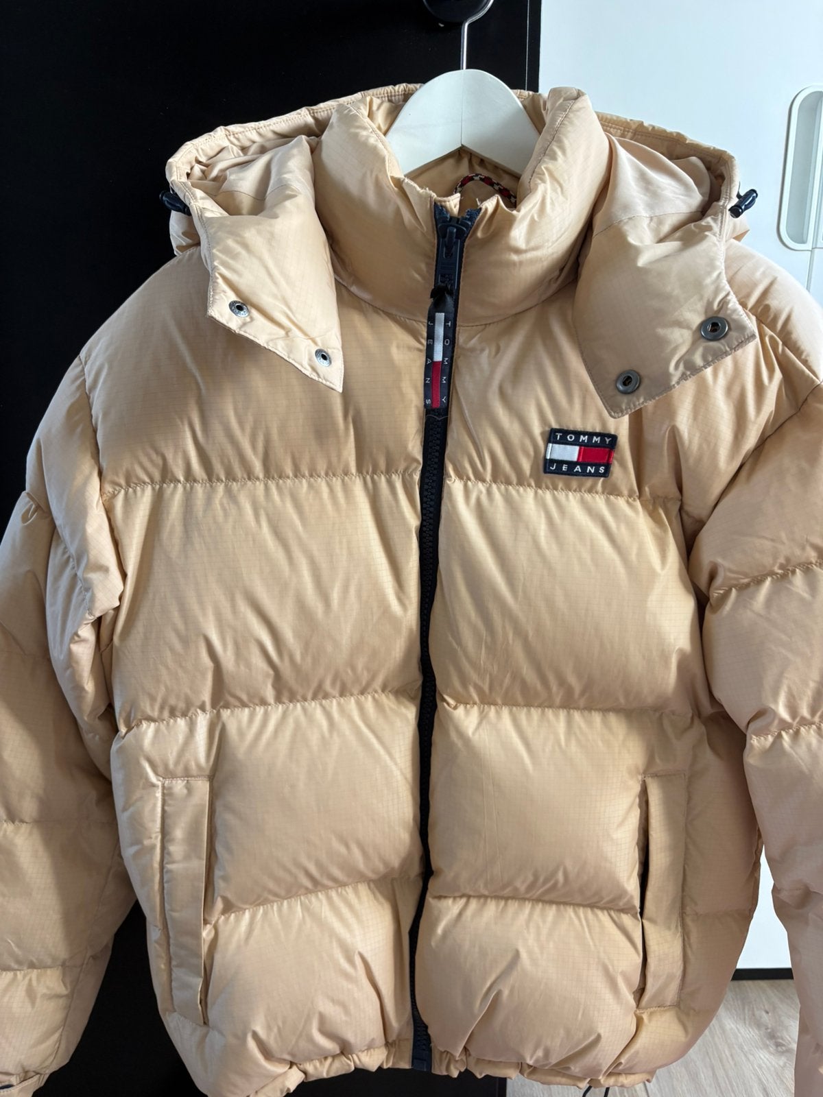 Tommy Jeans puffer jas beige S, Ophalen of Verzenden, Zo goed als nieuw, Maat 46 (S) of kleiner, Beige