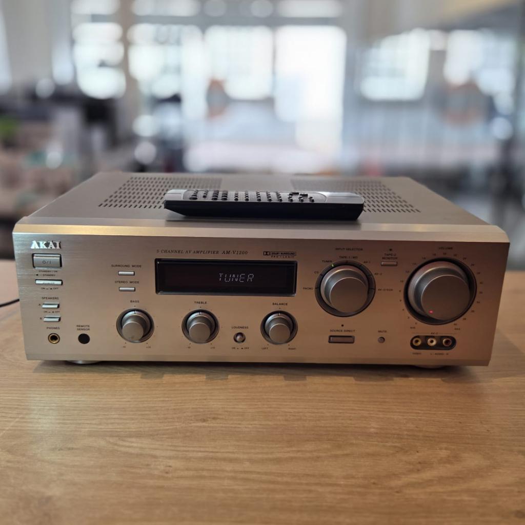 AKAI AM-V1200 5 CHANNEL AV AMPLIFIER Versterker met Kabels, Akai, Gebruikt, Support@akai.com, Akai Professional
200 Scenic View Drive
Suite 201
Cumberland, RI 02864
United States