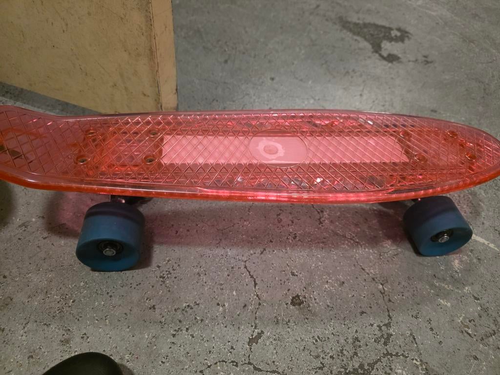 Klein roze skateboard met LED, Sport en Fitness, Skateboarden, Gebruikt, Skateboard, Ophalen