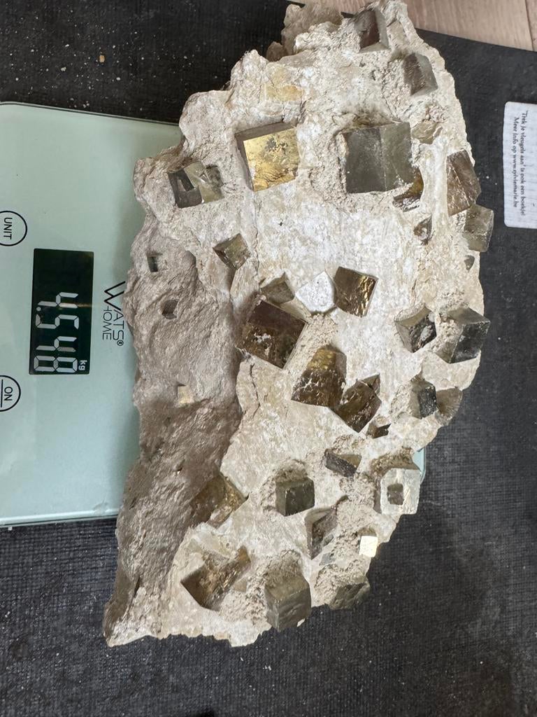 Groot Pyriet Blok op Matrix - 4.5 kg uit Navajun, Verzamelen, Ophalen, Mineraal