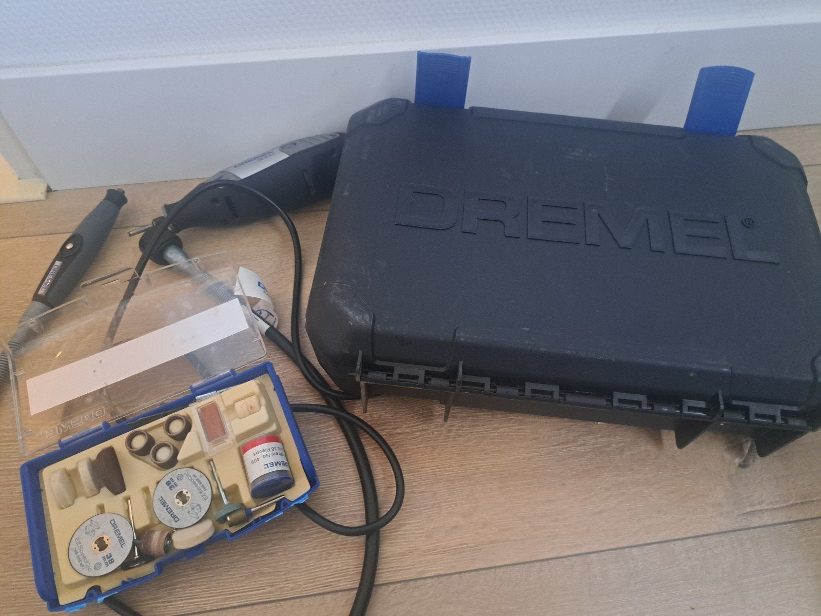 Dremel 3000 Multitool met accessoires en koffer, Doe-het-zelf en Verbouw, Gereedschap | Handgereedschap, Ophalen, Gebruikt, Multitool