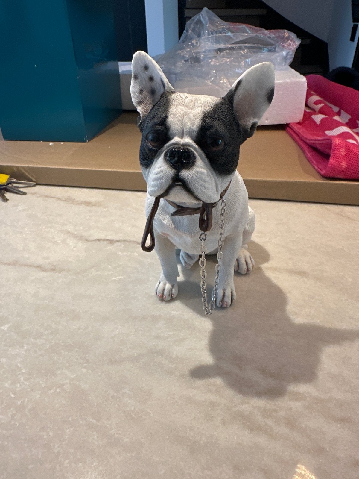 Decoratieve Franse Bulldog beeldje met ketting, Zwart, Nieuw, Kunststof, Ophalen of Verzenden