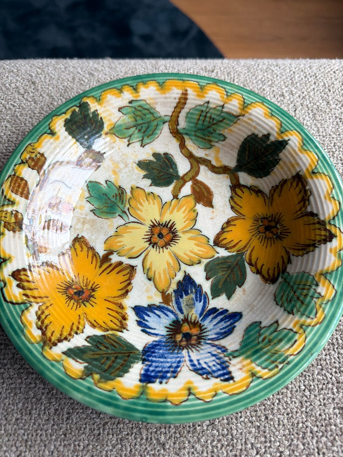Antieke Plazuid Risana Schaal - Handgeschilderd Bloemmotief, Antiek en Kunst, Ophalen of Verzenden