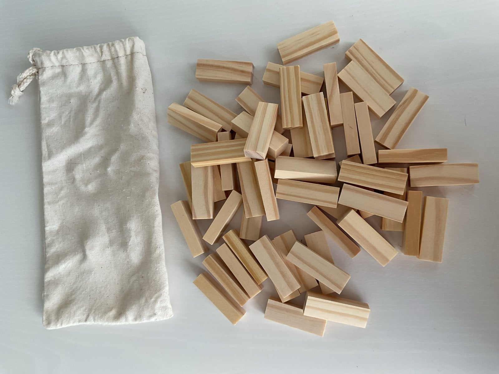 Houten torenspel in katoenen zakje - houten blokjes, Kinderen en Baby's, Speelgoed | Houten speelgoed, Ophalen of Verzenden, Zo goed als nieuw