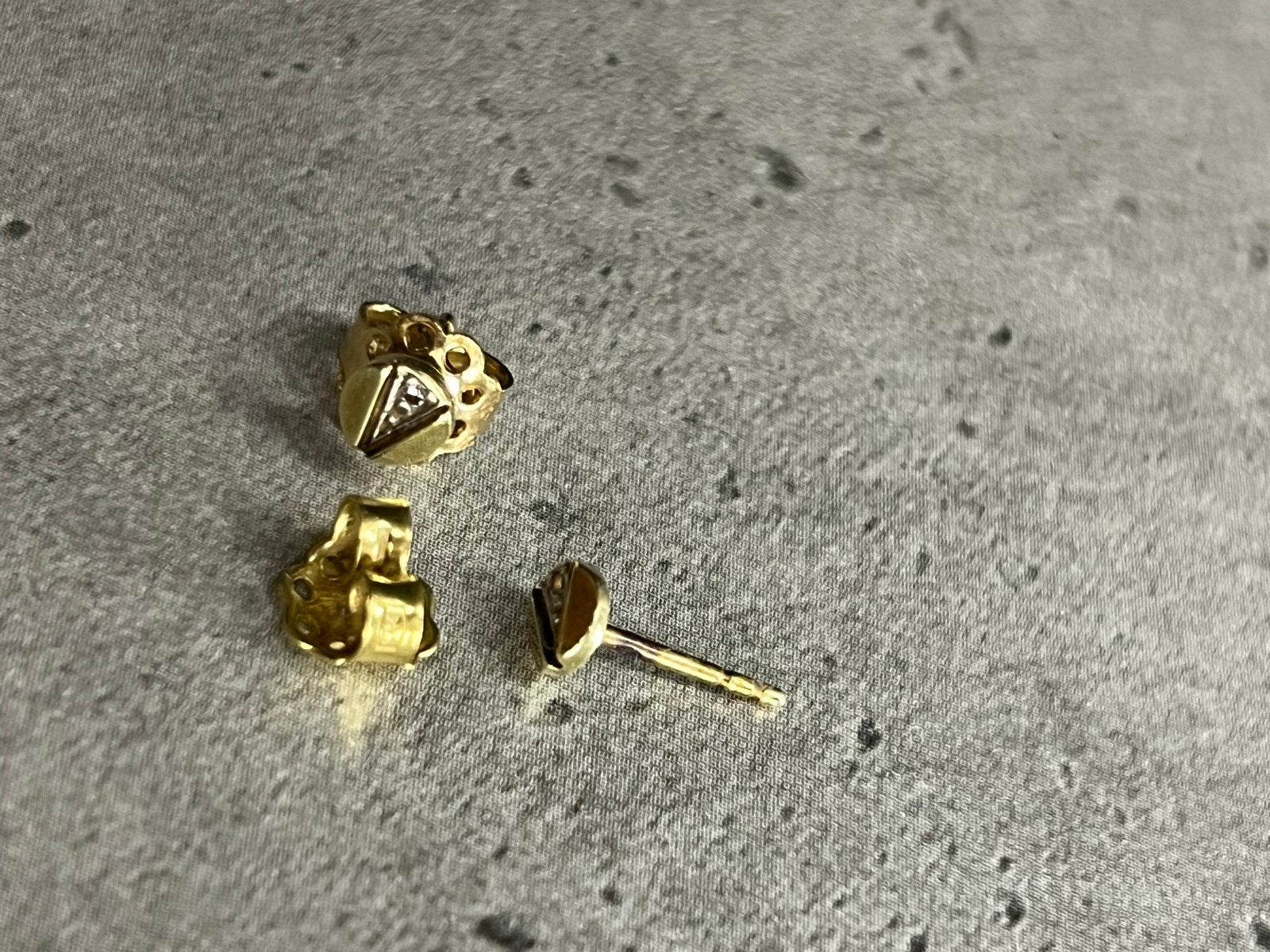 Gouden oorknopjes  (585), Ophalen of Verzenden, Zo goed als nieuw, Met edelsteen, Knopjes of Stekers