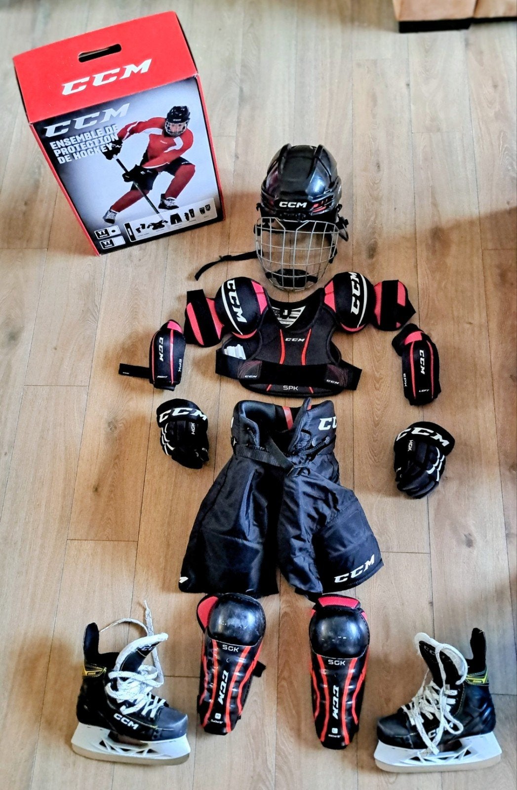 IJshockey kind CCM Youth M starterset, helm en schaatsen, Ophalen of Verzenden, Zo goed als nieuw, Bescherming