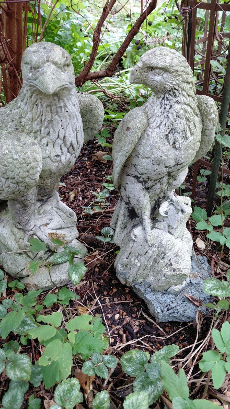 Twee stenen adelaarsbeelden voor in de tuin, Tuin en Terras, Ophalen, Gebruikt, Beton, Dierenbeeld