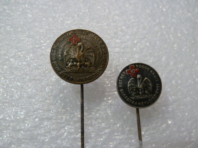 2x Vintage Rode Kruis Bloedtransfusiedienst Speldjes, Ophalen of Verzenden, Gebruikt, Overige onderwerpen, Speldje of Pin