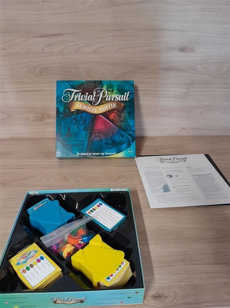 Trivial pursuit familie editie - s1937, Hobby en Vrije tijd, Gezelschapsspellen | Bordspellen, Verzenden, Zo goed als nieuw