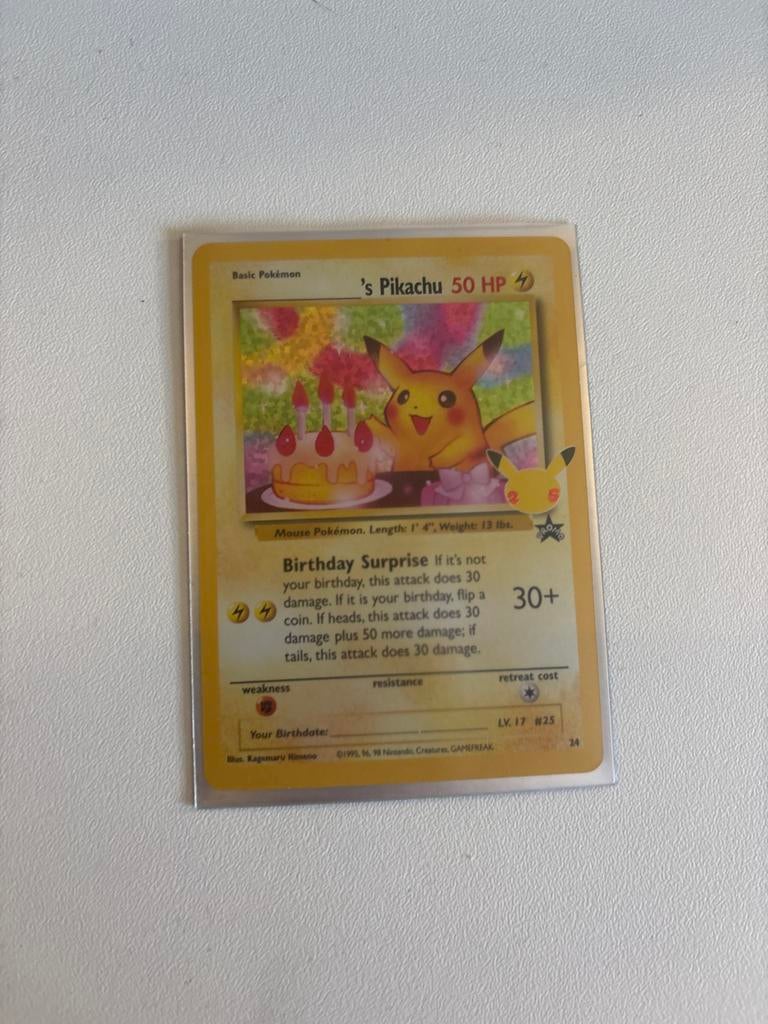 Pokémon Celebrations Birthday Pikachu Kaart, Hobby en Vrije tijd, Verzamelkaartspellen | Pokémon, Ophalen of Verzenden, Zo goed als nieuw