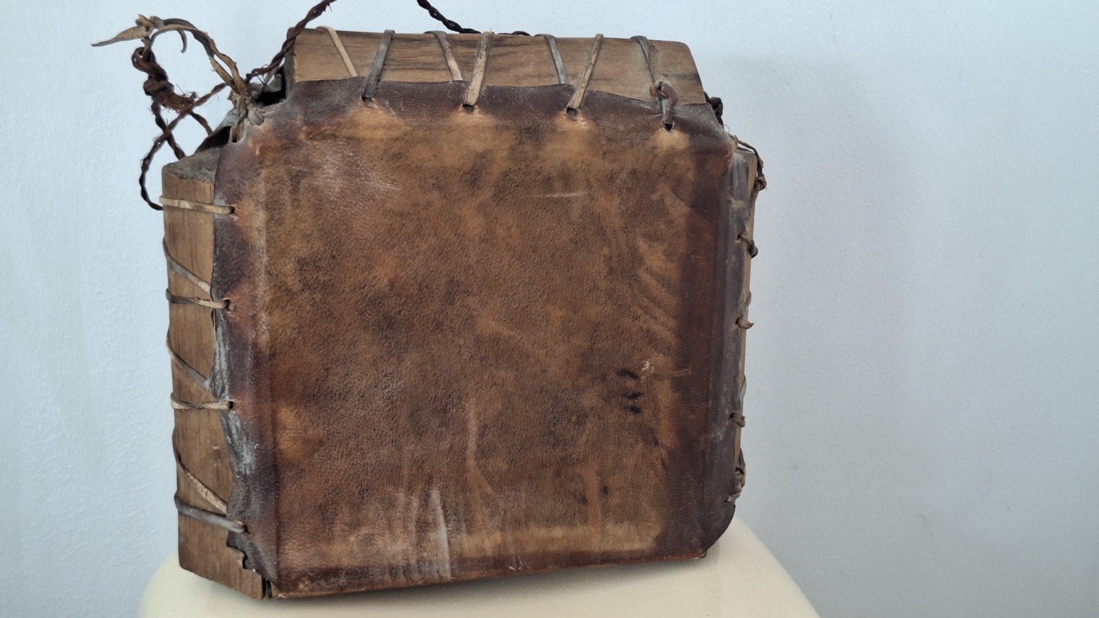 Houten trommel leer native drum trom vel hout djem, Antiek en Kunst, Ophalen