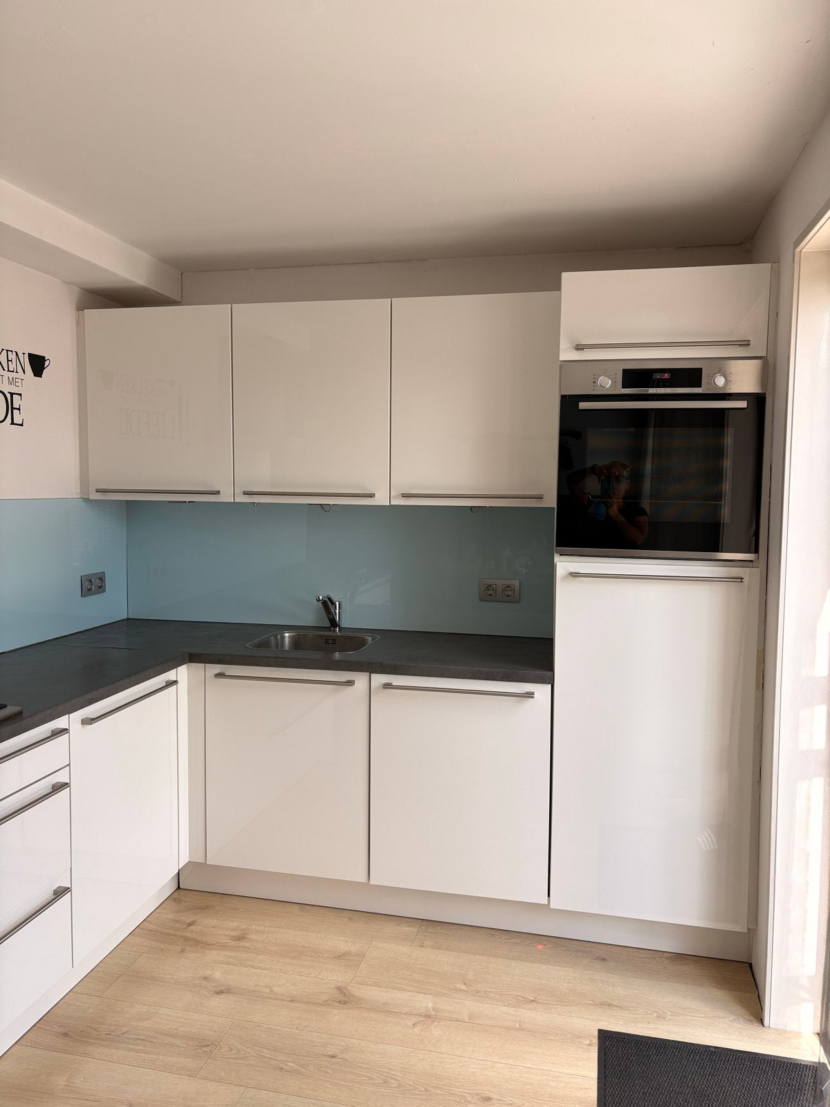 Hoogglans witte keuken met kookplaat en koelkast, Huis en Inrichting, Ophalen, Gebruikt, Wit, Hoekkeuken