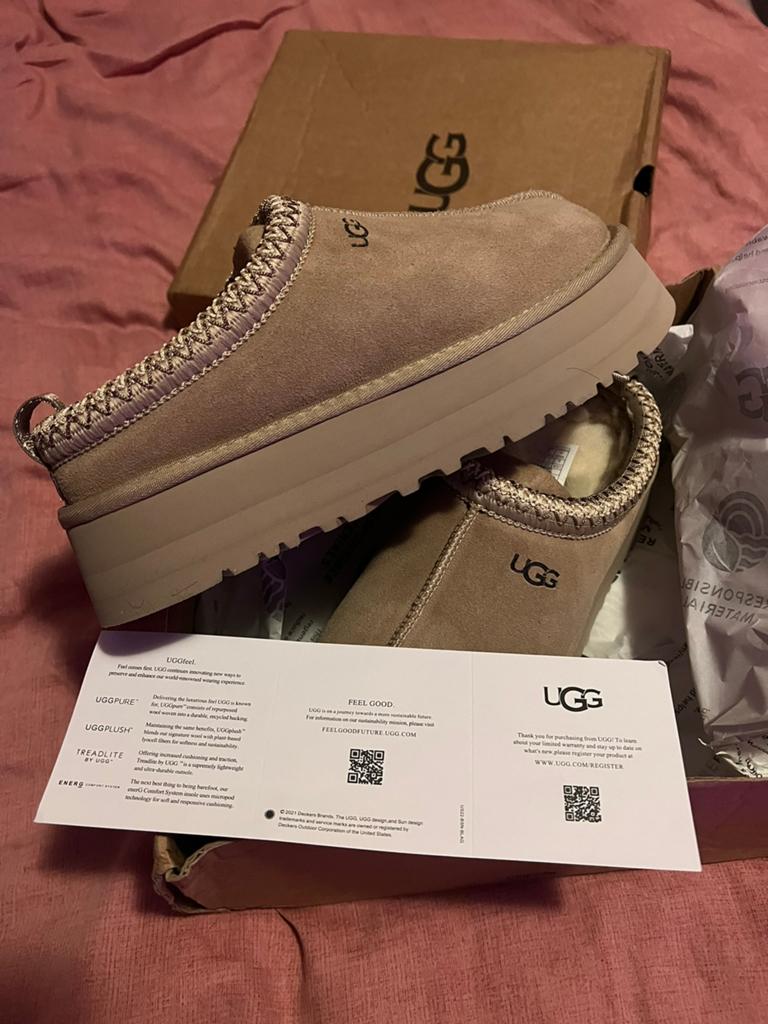 Nieuwe UGG Tasmans - Maat 40 - Beige, Kleding | Dames, Schoenen, Ophalen of Verzenden, Nieuw, Beige