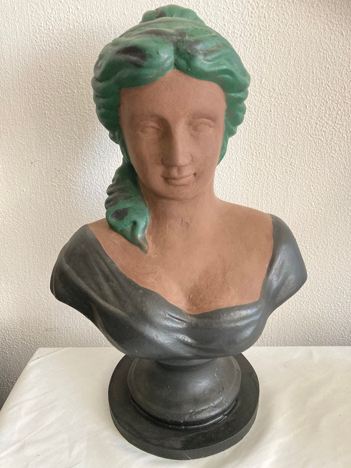 Polychrome gipsen buste van Griekse dame op houten voet, Gips, Buste, Ophalen of Verzenden, 20 - 50 cm