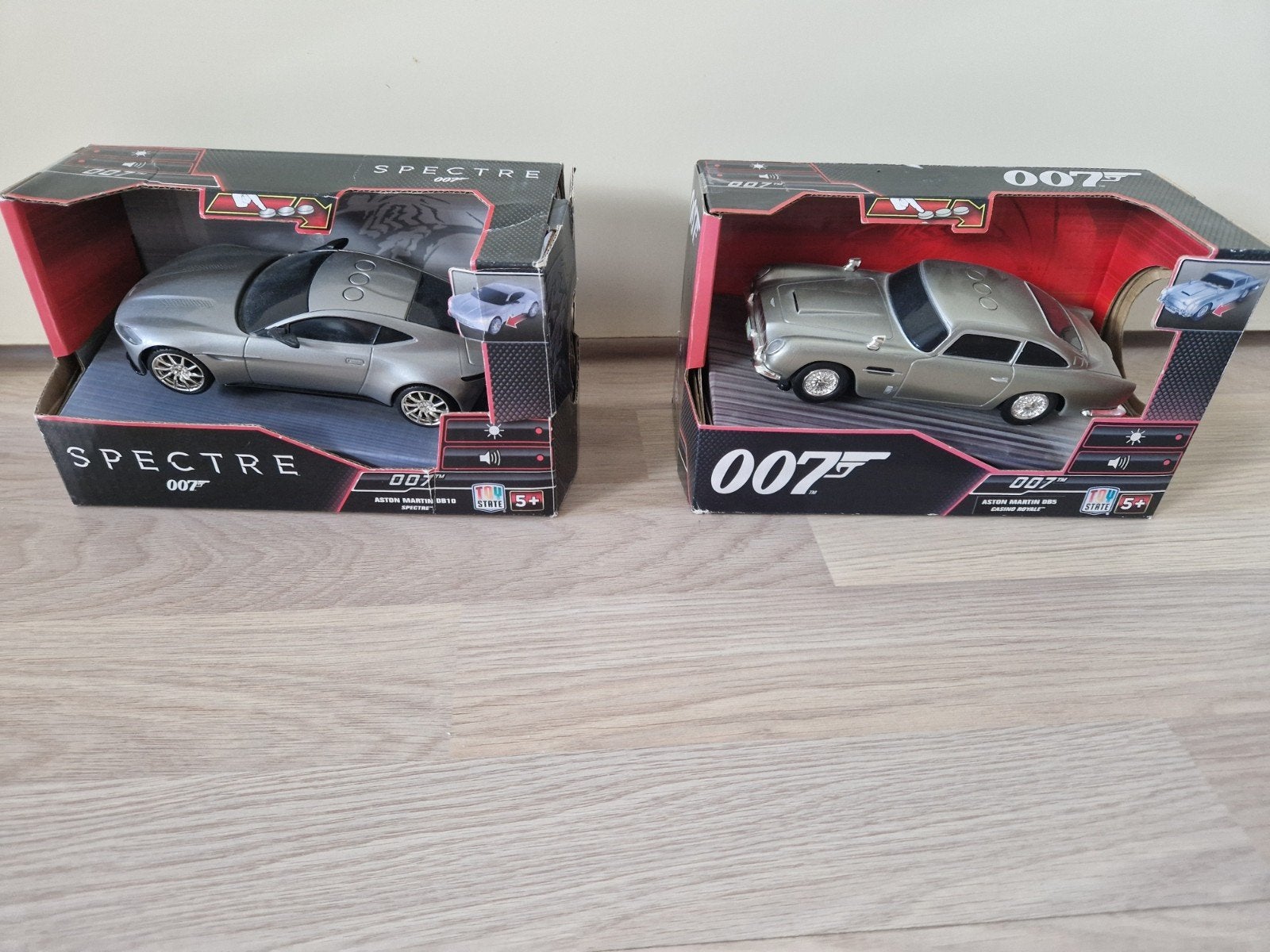 2x  Aston Martin James bond auto's met licht ,geluid, Hobby en Vrije tijd, Modelauto's | Overige schalen, Ophalen, Nieuw, Auto