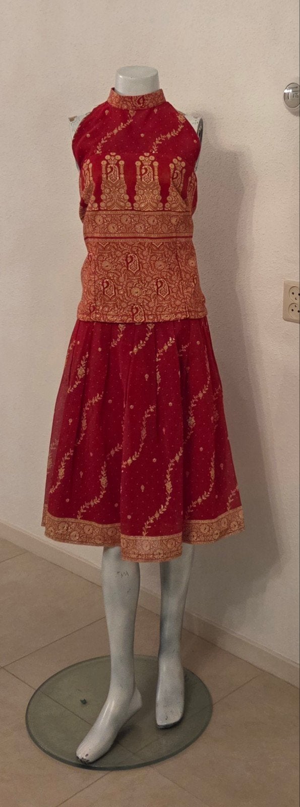 Rode Indiase rok blouse met gouden borduursels, maat 38/40, Ophalen of Verzenden, Zo goed als nieuw, Maat 38/40 (M), Rood