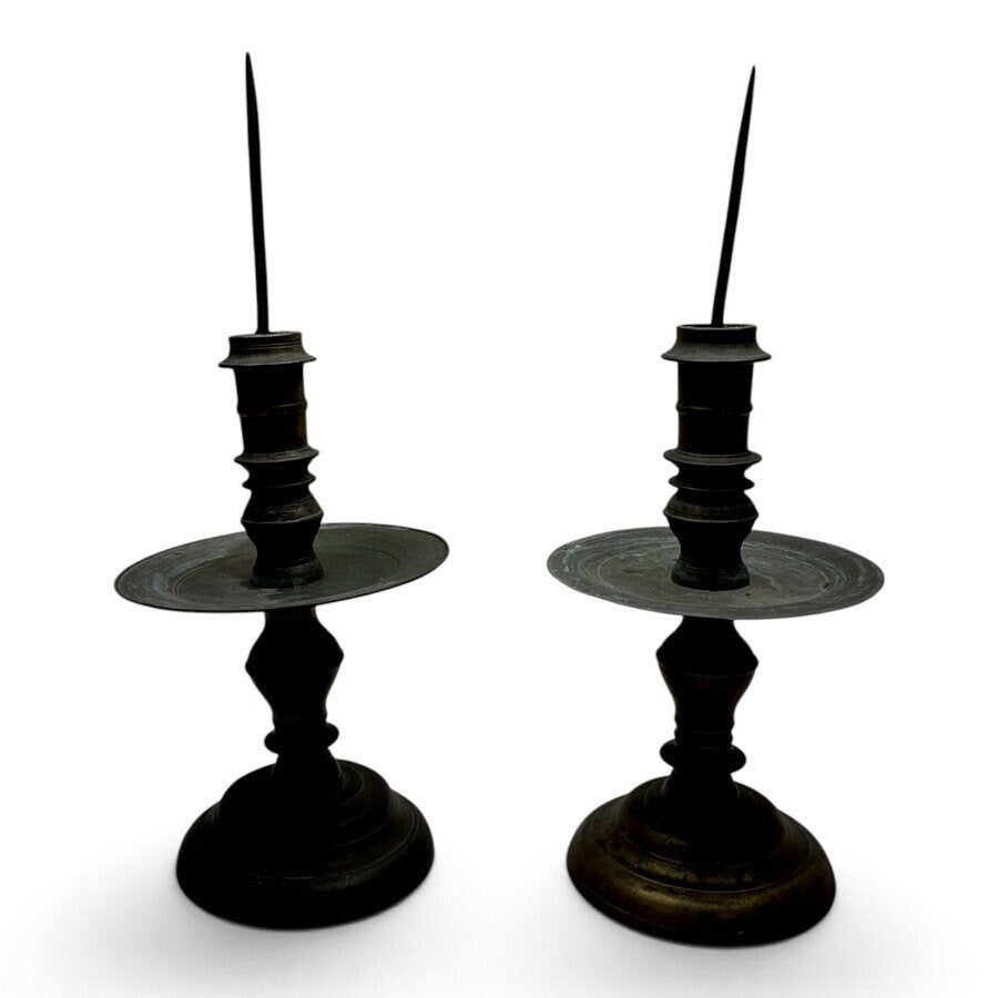 Twee antieke bronzen schijfkandelaars met ijzeren pennen, Ophalen of Verzenden, Koper of Brons