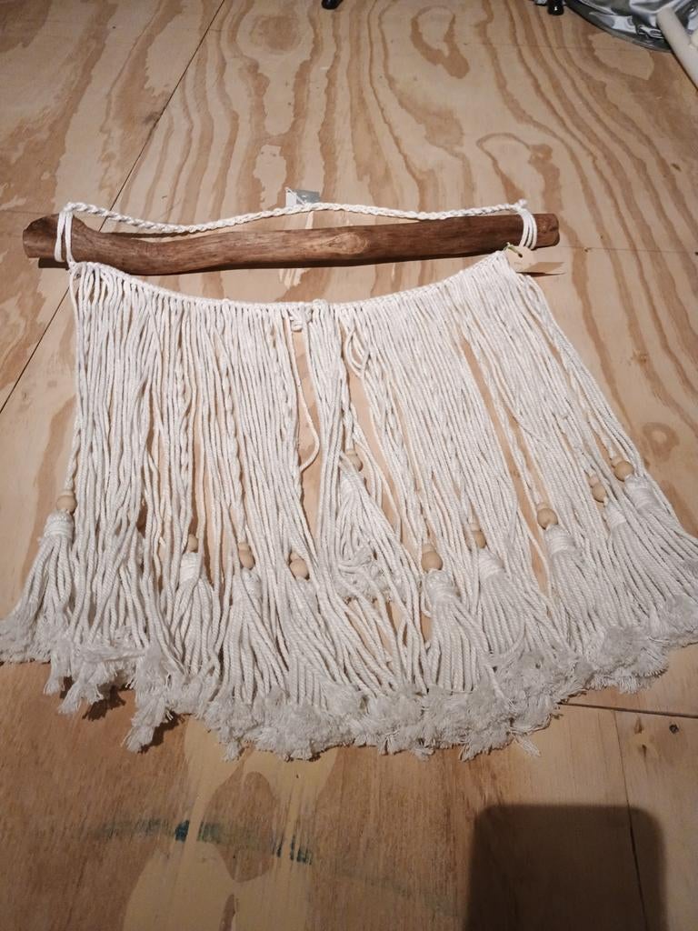 Nieuwe Macramé Wandhanger met Houten Stok en Kwastjes, Hout, Nieuw, Ophalen of Verzenden, Handgemaakt