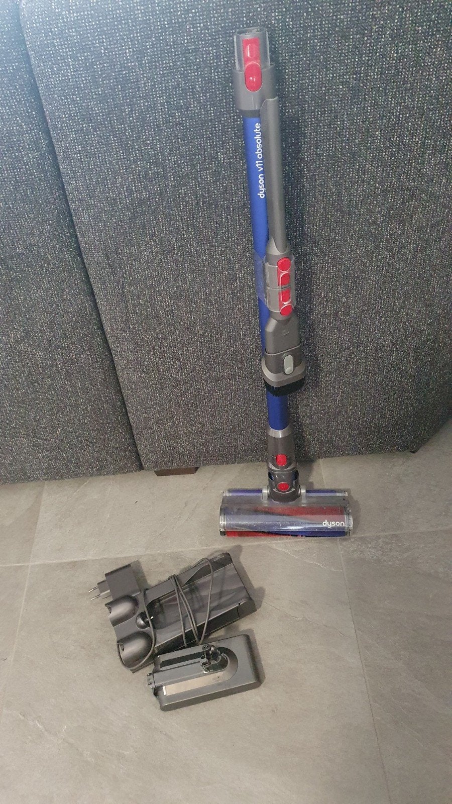 Dyson V11 Absolute onderdelen: oplader, steel en borstel, Ophalen, Inclusief accessoires, Gebruikt, Dyson