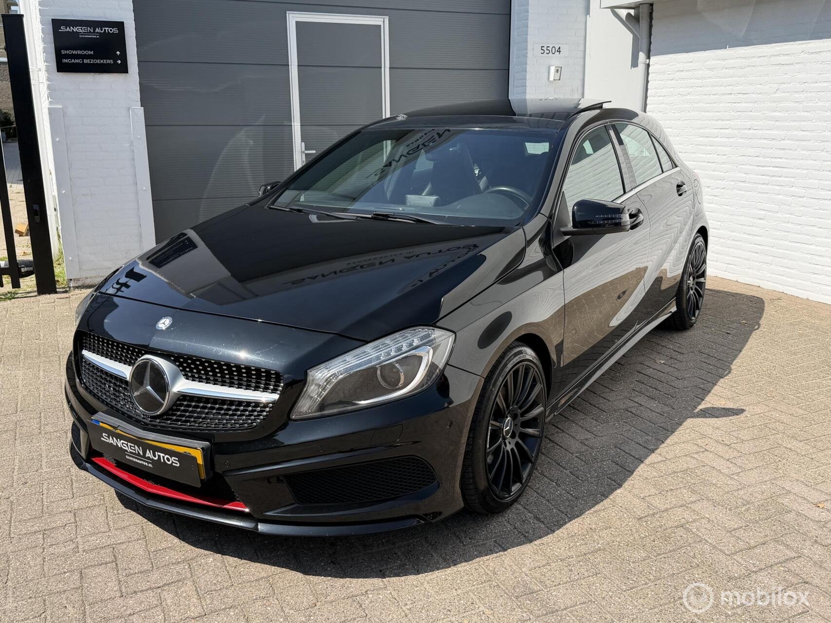 Mercedes A-klasse 180 Amg Pano Led Half leer 18 inch, Auto's, Gebruikt, 4 cilinders, 19 km/l, Onderhoudsboekje