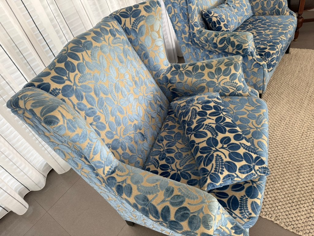 Foto 5 van 2x Loveseat bekleed met 'Designers Guild' stof.