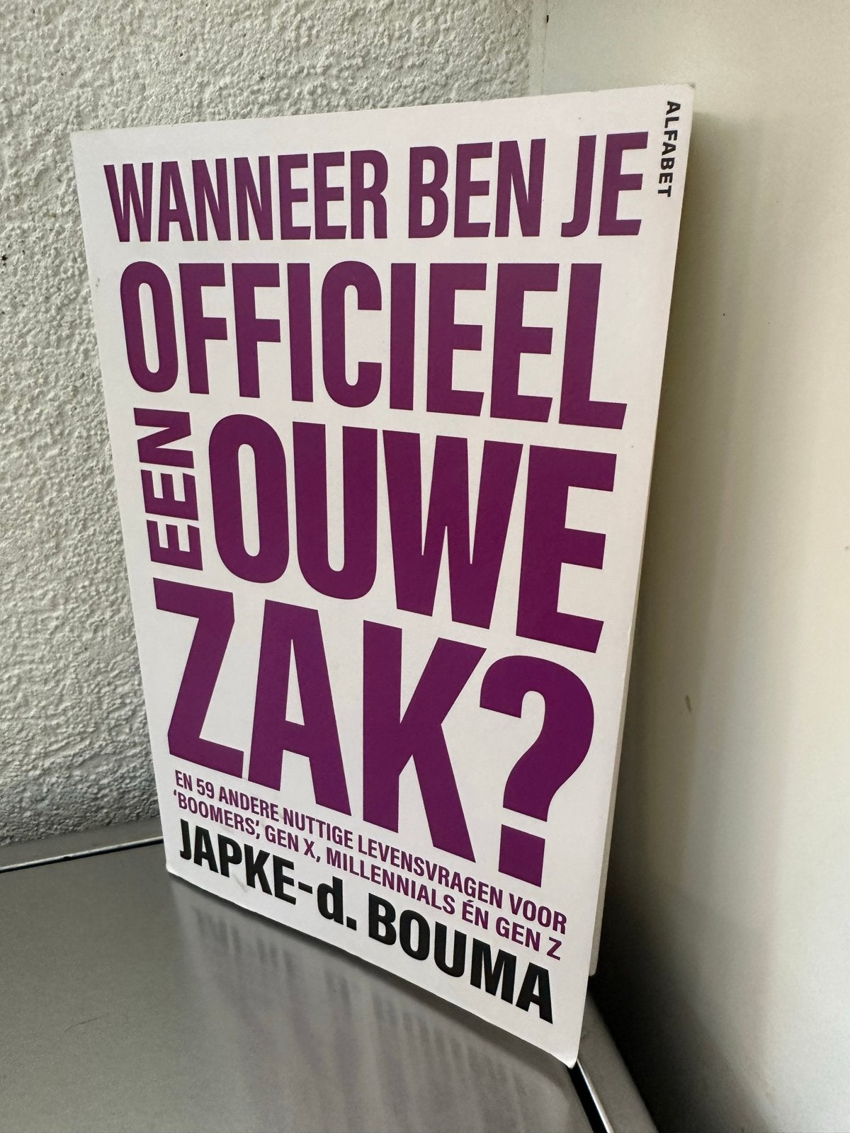 Wanneer ben je officieel een ouwe zak? - Japke-d. Bouma, Ophalen of Verzenden, Zo goed als nieuw, Nederland