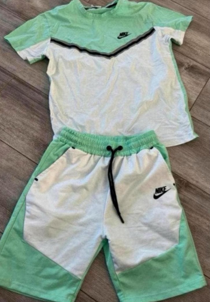 Nike sportset: groen/wit short en shirt - Maat 176 (S), Overige typen, Ophalen of Verzenden, Zo goed als nieuw, Groen