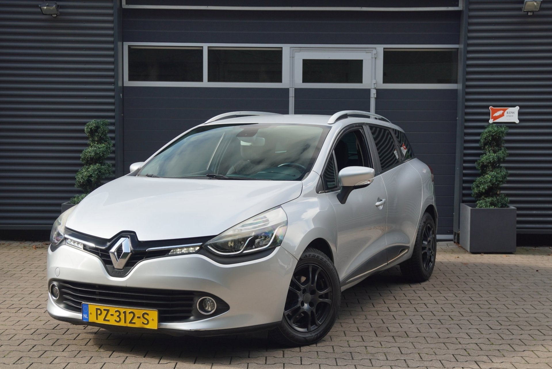 Renault Clio Estate 1.2 GT AUTOMAAT NAVI KEYLESS PDC LED CLI, Auto's, Stof, 615 kg, 19 km/l, 57 €/maand