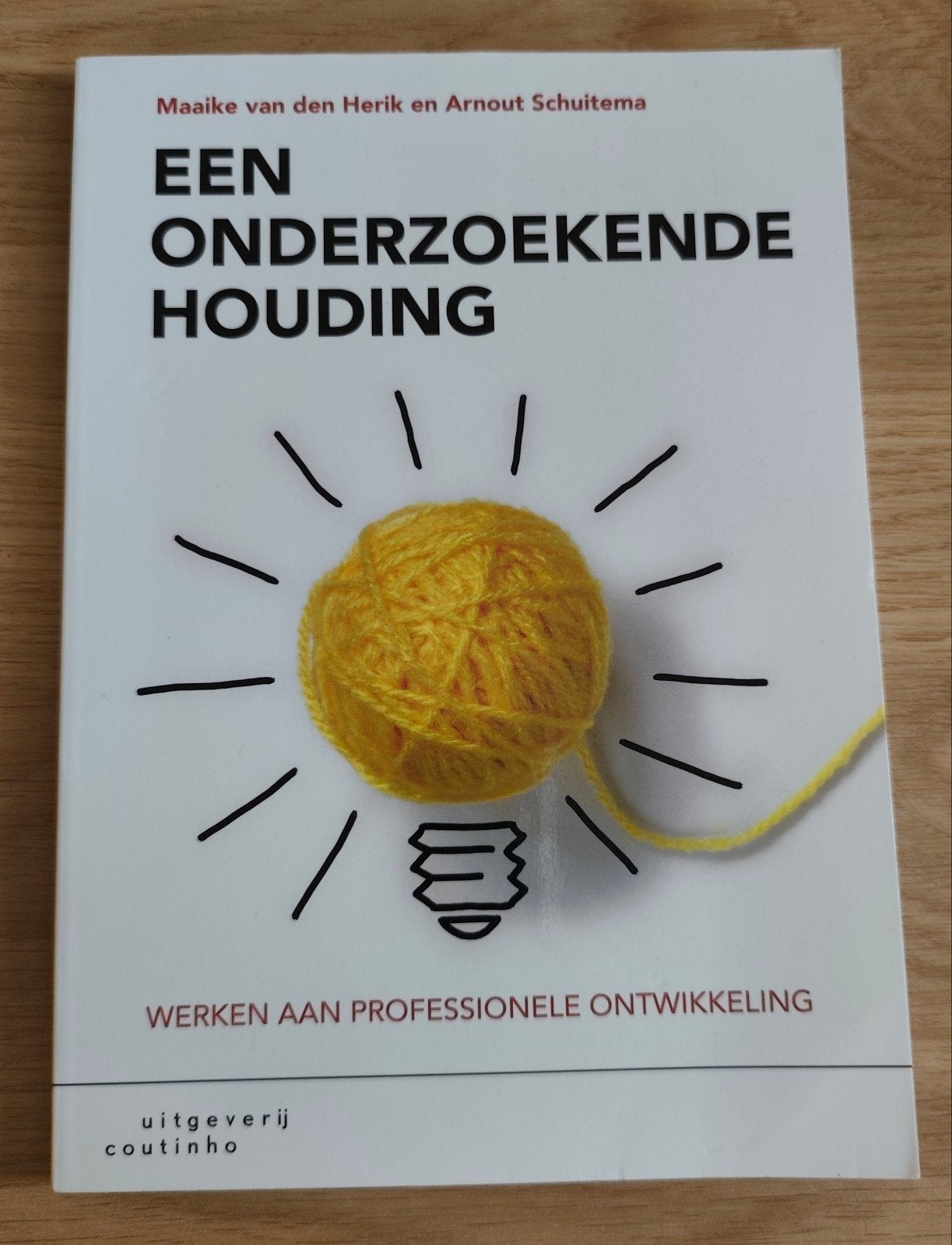 Boek: Een Onderzoekende Houding, Ophalen, Zo goed als nieuw, HBO, Maaike van den Herik en Arnout Schuitema