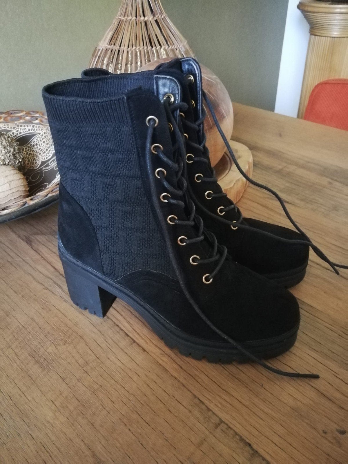 Zwarte textiel veterlaars in Gothic style, maat 39., Kleding | Dames, Schoenen, Ophalen of Verzenden, Zo goed als nieuw, Zwart