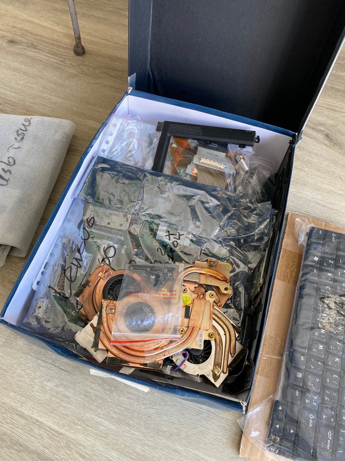 Doos met laptop onderdelen (voornamelijk Thinkpad), Computers en Software, Overige Computers en Software, Niet werkend, Ophalen of Verzenden