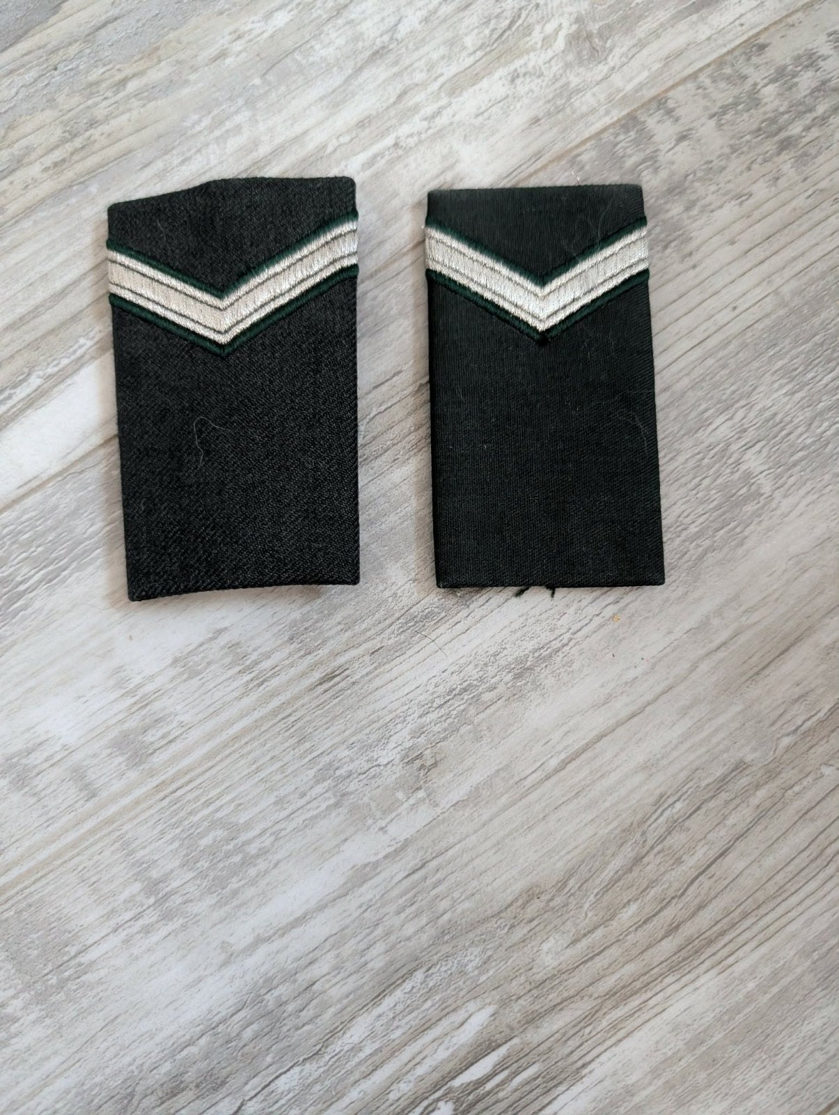 Schouderstukken wit/groen, Ophalen of Verzenden, Landmacht, Nederland, Embleem of Badge