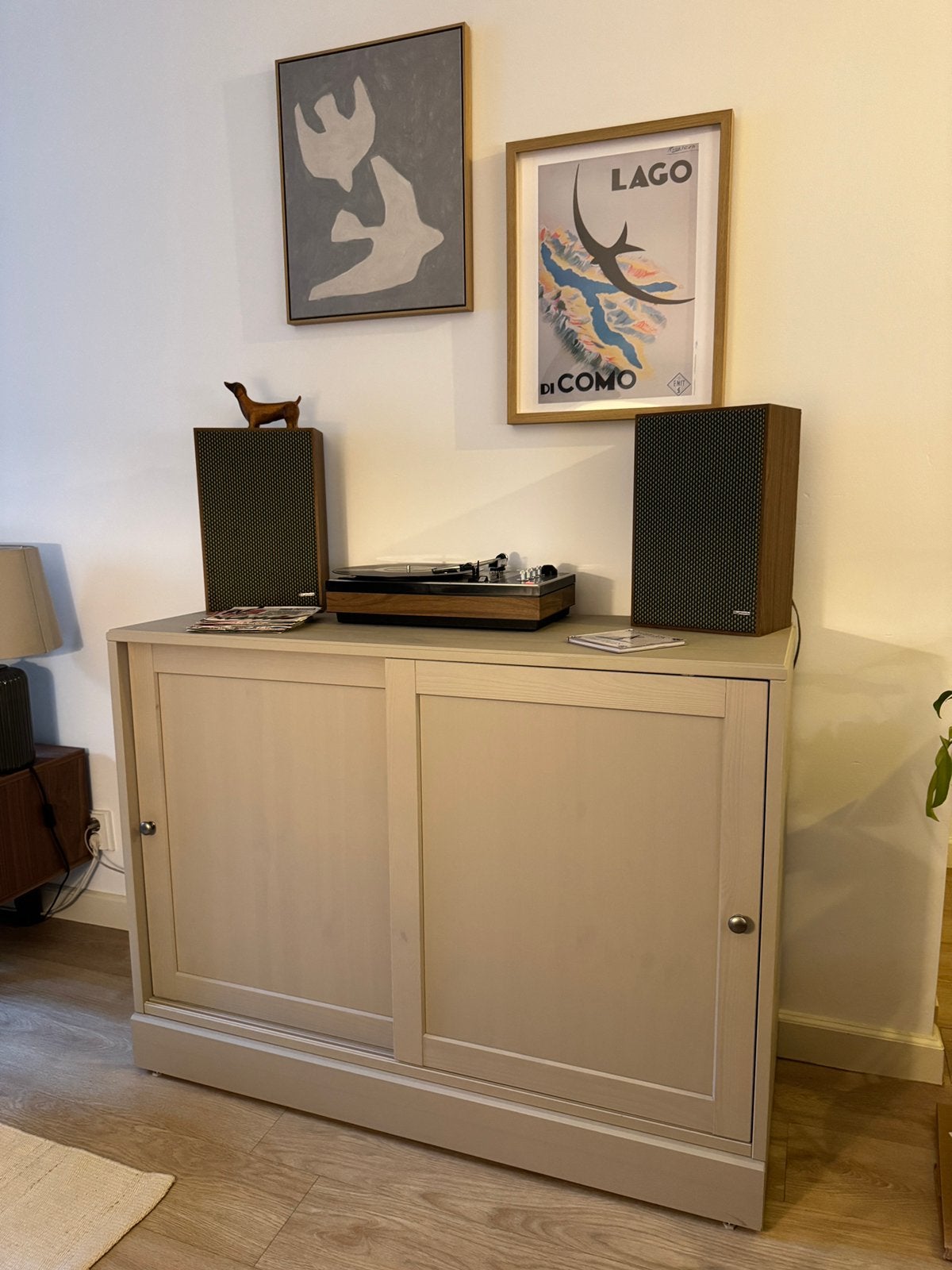 Dressoir IKEA Havsta grijsbeige ZGAN, Ophalen, 100 tot 150 cm, Zo goed als nieuw, Grenenhout