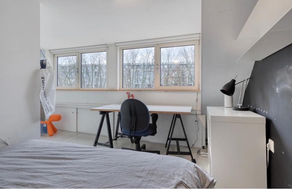 Robuust bureau – dik houten blad op schragen | Stoer, Huis en Inrichting, Bureaus, Ophalen, Gebruikt, Hout, Schoolbureau