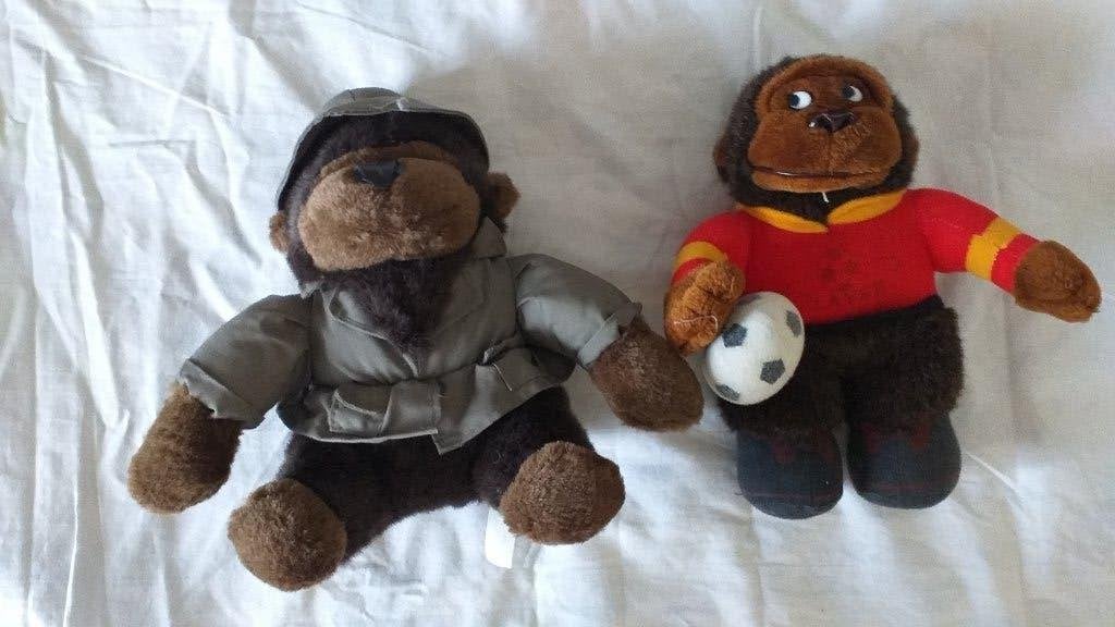2 Leuke pluche aapjes: 1 aapje sport figuur, Overige typen, Ophalen of Verzenden, Zo goed als nieuw, Middelgroot (20 tot 80 cm)