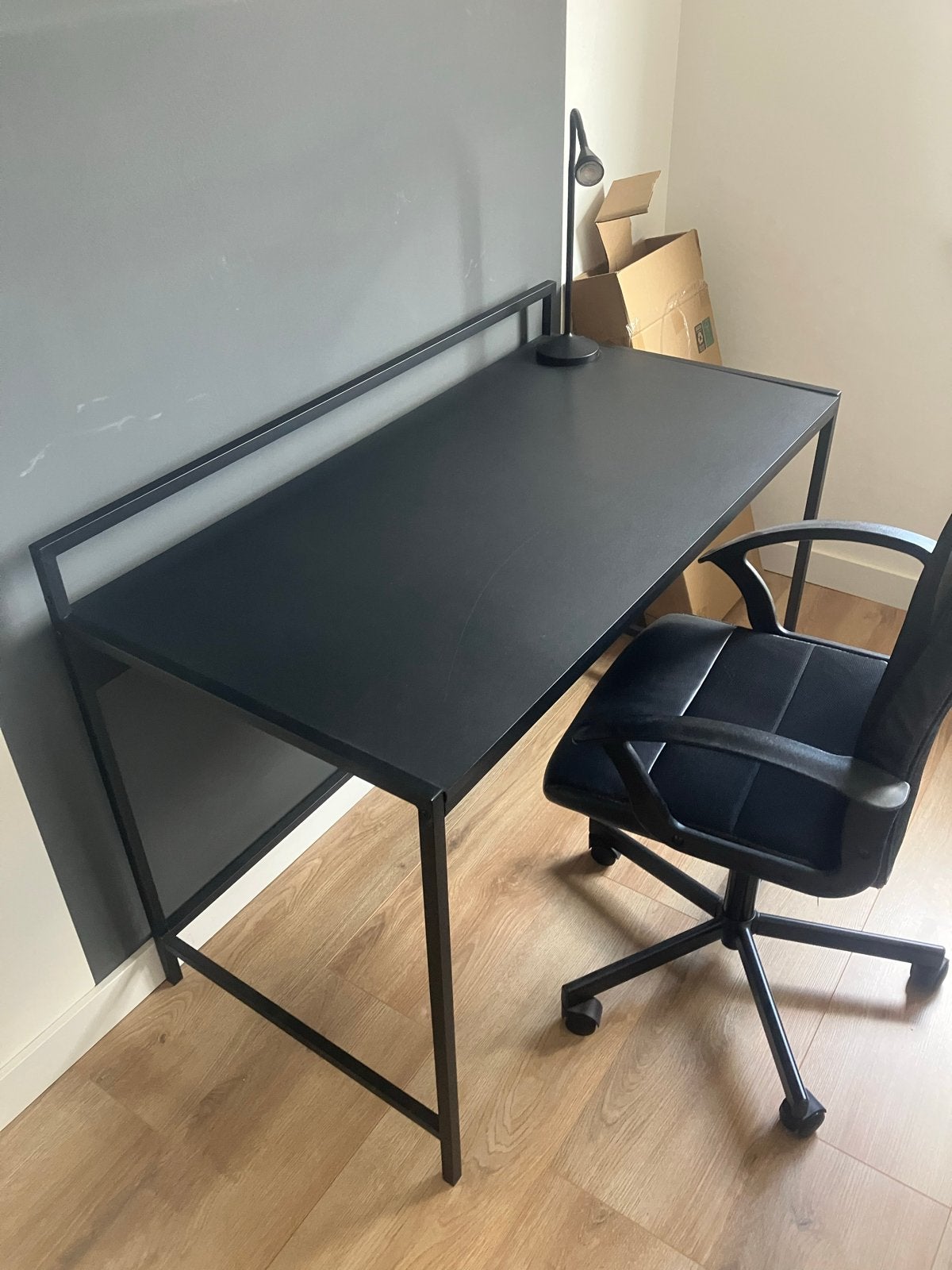 Zwart modern bureau met metalen frame, Huis en Inrichting, Bureaus, Ophalen, Zwart, Gebruikt, Metaal