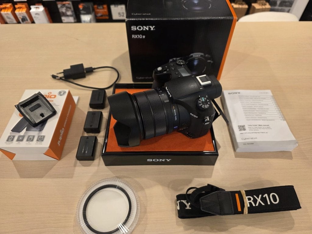 Sony DSC-RX10 IV | 3 accu's | 12 maanden garantie | €1199, USB-kabel, Gebruikt, Prt@sony.nl, Taurusavenue Hoofddorp