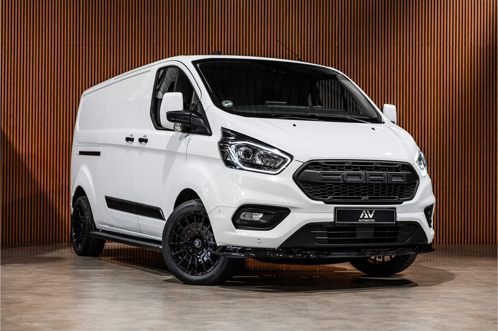 Ford Transit Custom 340 2.0 TDCI L2H1 | CarPlay | Camera | B, Zwart, 4 cilinders, Lichtsensor, 2065 kg