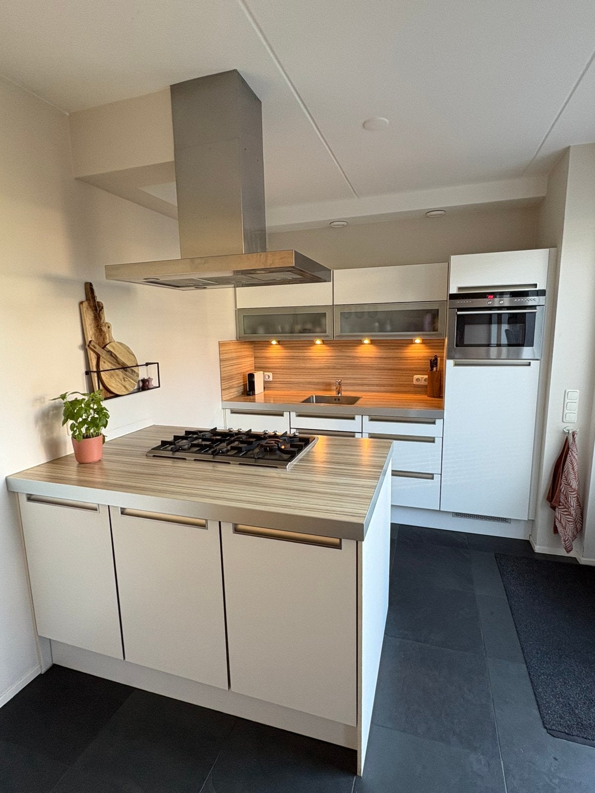 Mooie keuken met schiereiland en apparatuur, Huis en Inrichting, Ophalen, Gebruikt, Wit, Overige typen