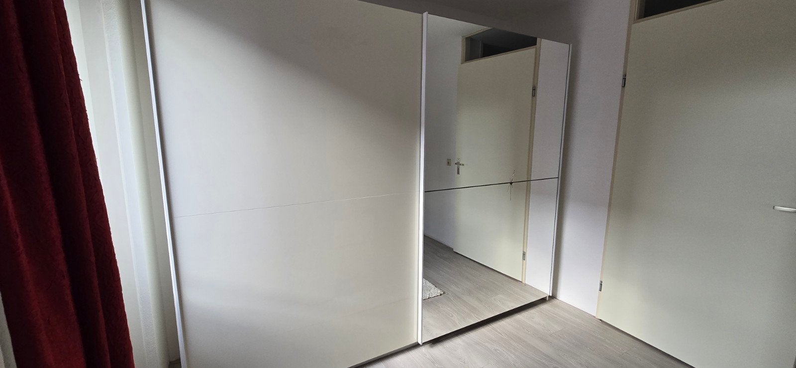 Grote kledingkast met spiegel en schuifdeuren, Ophalen, Gebruikt, 200 cm of meer, Met plank(en)