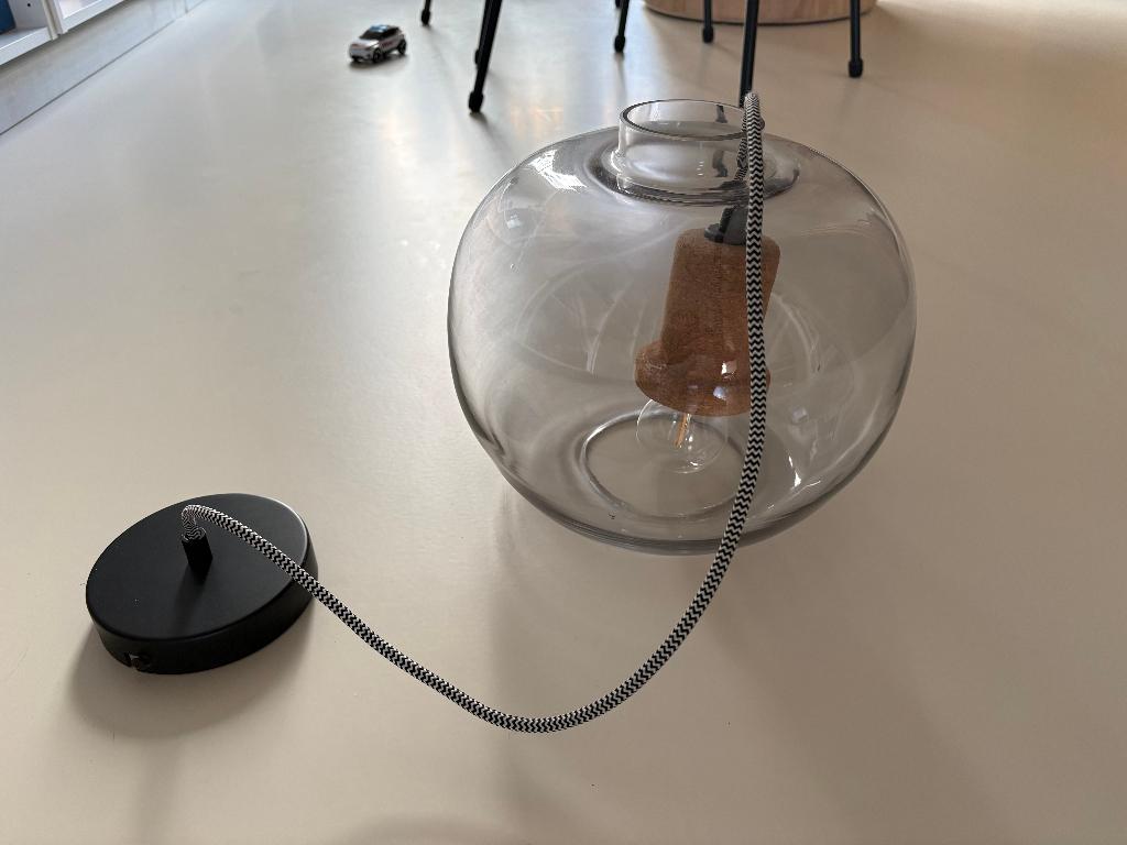 Hübsch Hanglamp glas kurk blauw 28 x 26 cm, Huis en Inrichting, Lampen | Hanglampen, Ophalen, Gebruikt, Scandinavisch, Glas