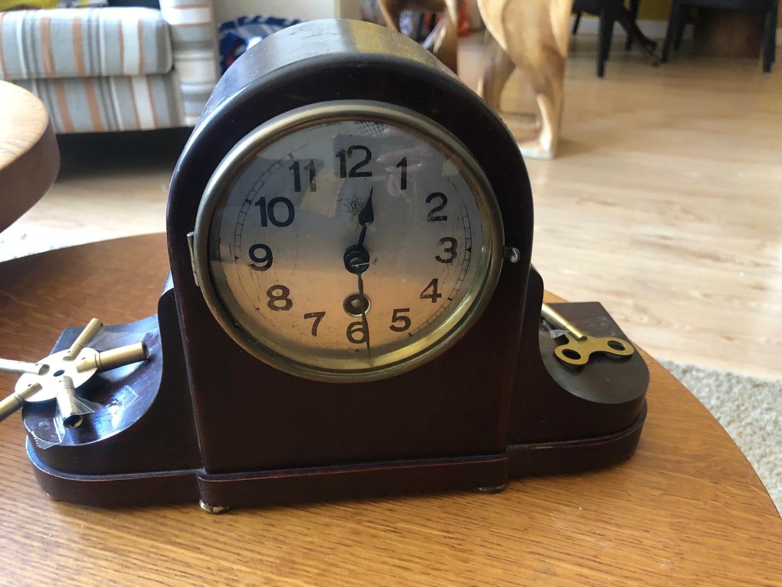 Antieke houten schoorsteenklok met slinger, Ophalen