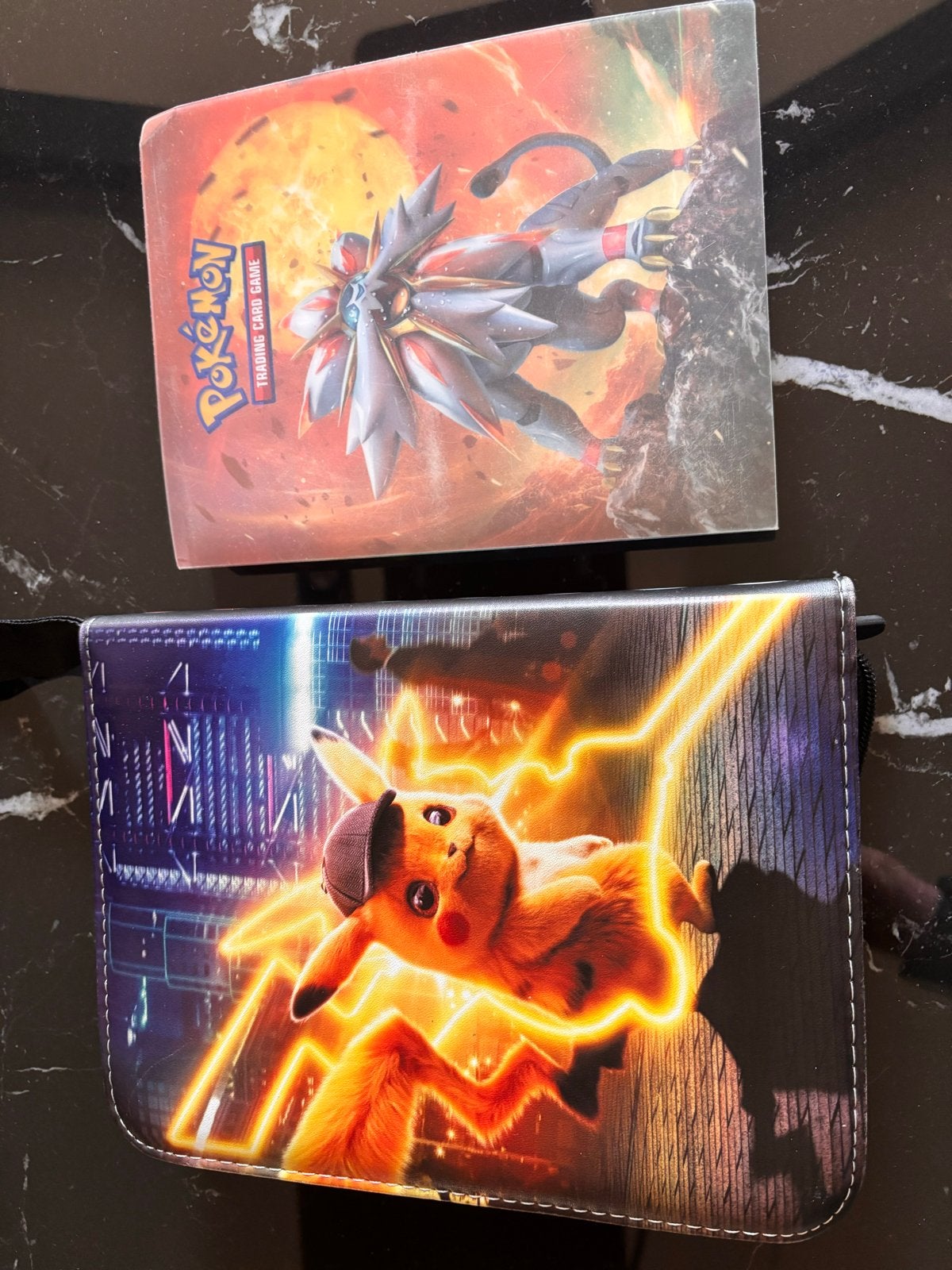 Pokémon verzamelmap met Pikachu en Solgaleo/Lunala design, Ophalen of Verzenden, Gebruikt, Boek of Catalogus