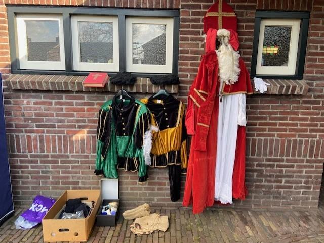 Complete kledingsets Sinterklaas en 2 pieten in "opbergkast", Diversen, Sinterklaas, Ophalen, Zo goed als nieuw