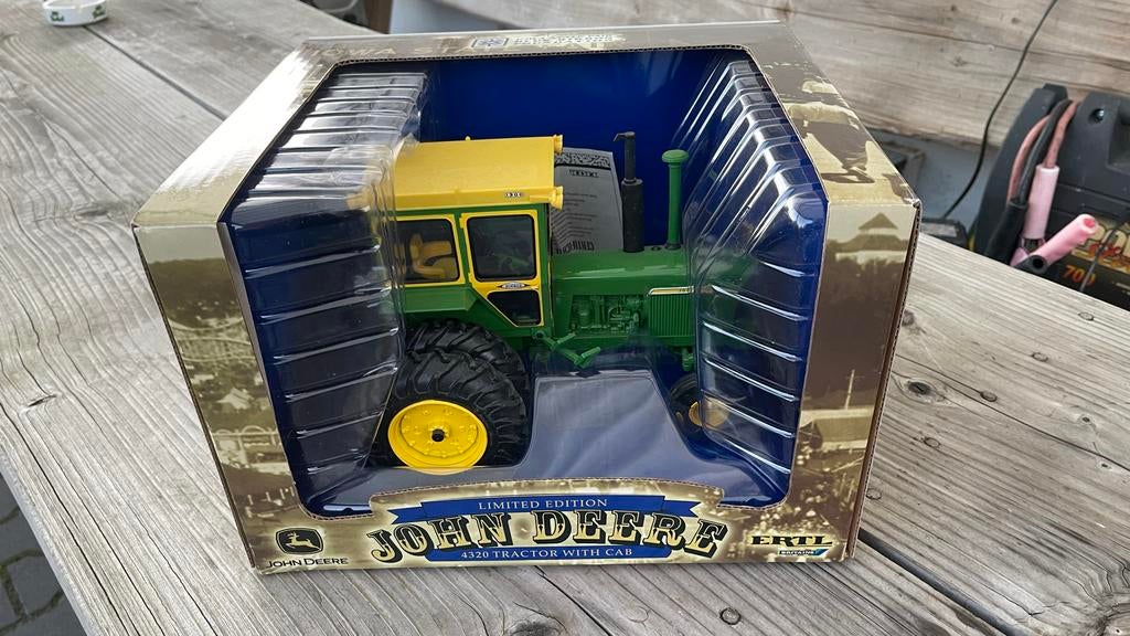 John Deere 4320 Blue Ribbon Edition Ertl 1/16 - 1 van 3500, Overige merken, Nieuw, Ophalen of Verzenden, Groter dan 1:32
