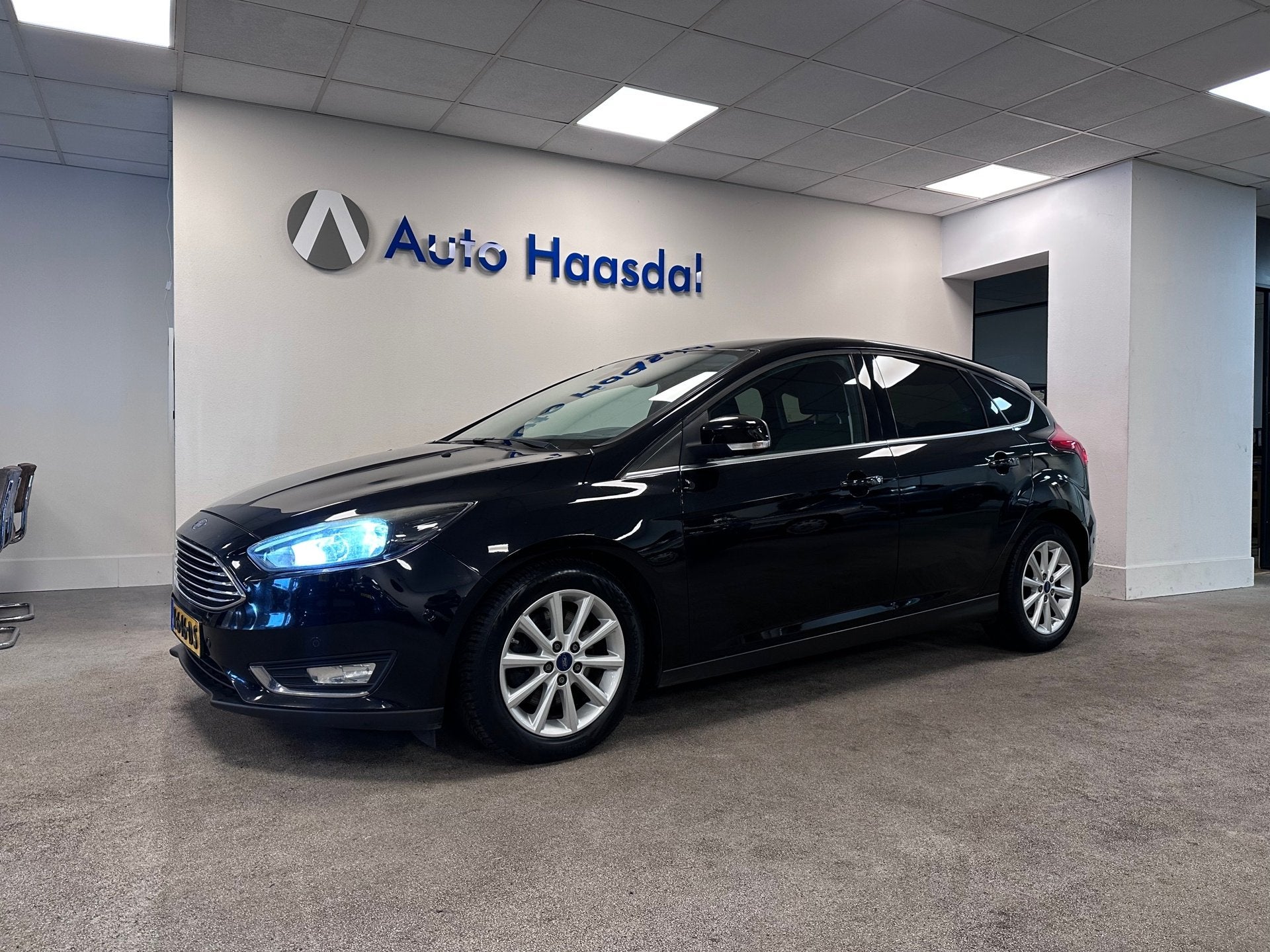 Ford Focus 1.5 Titanium Edition|AUTOMAAT|TREKHAAK|VEEL OPTIE, Auto's, Stof, 4 cilinders, Zwart, Bedrijf
